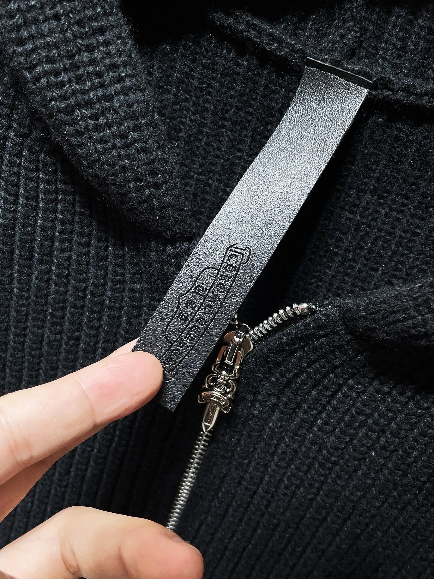 P276 Chrome Hearts Autumn and Winter Sweater Series The same zipper sweater as the official website. Customized version of double-ended zipper➕leather handmade silver buckle craftsmanship. Selected high-quality wool and 100% cotton knitted fabric. Not the ordinary version on the market! ! Recommended color: black Size: S, M, L, XL